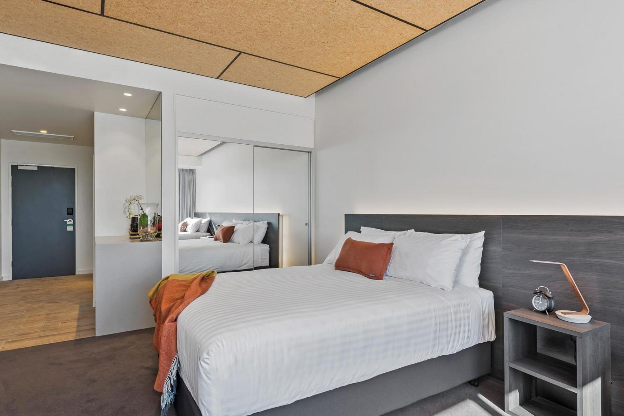 派珀希洛酒店 朗塞斯顿 外观 照片 A bedroom at the hotel