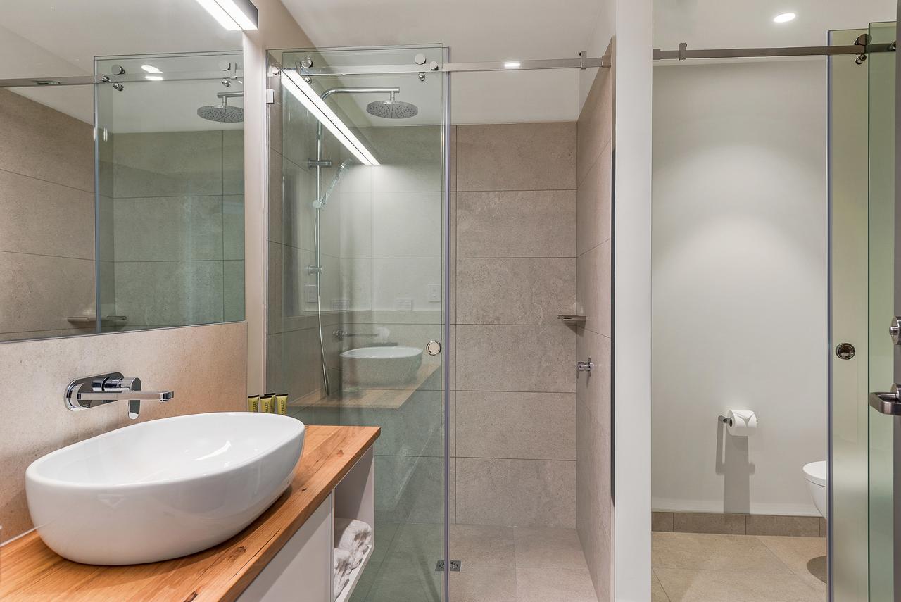 派珀希洛酒店 朗塞斯顿 外观 照片 A shower with a sliding door
