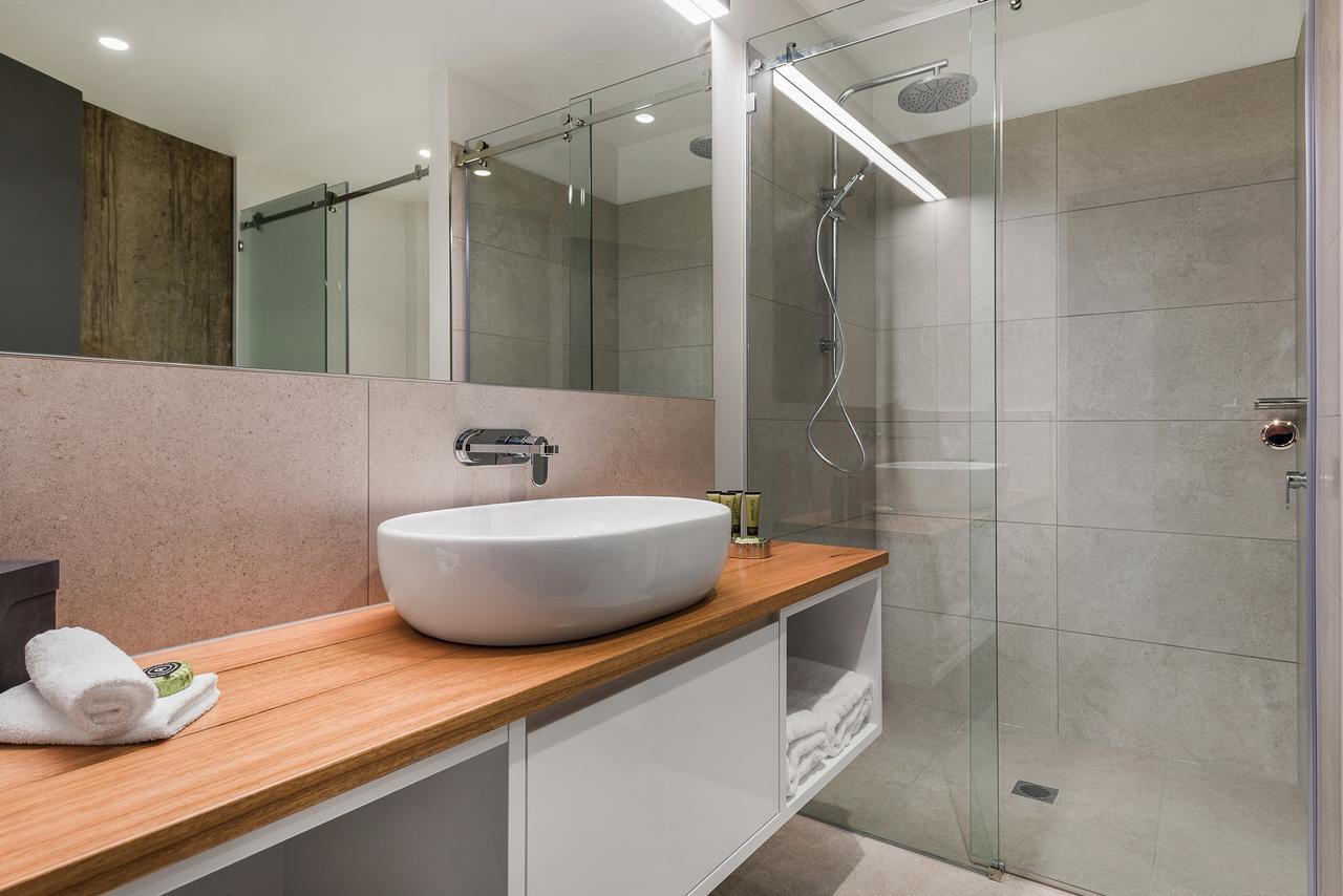 派珀希洛酒店 朗塞斯顿 外观 照片 A modern bathroom with a shower enclosure