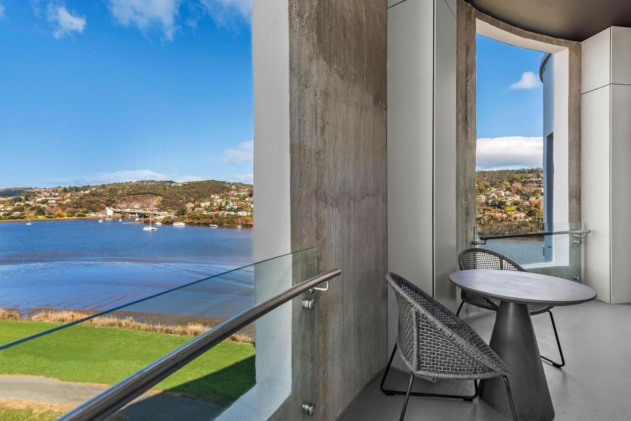 派珀希洛酒店 朗塞斯顿 外观 照片 Balcony of a suite at the Crowne Plaza Hotel, Geelong Waterfront