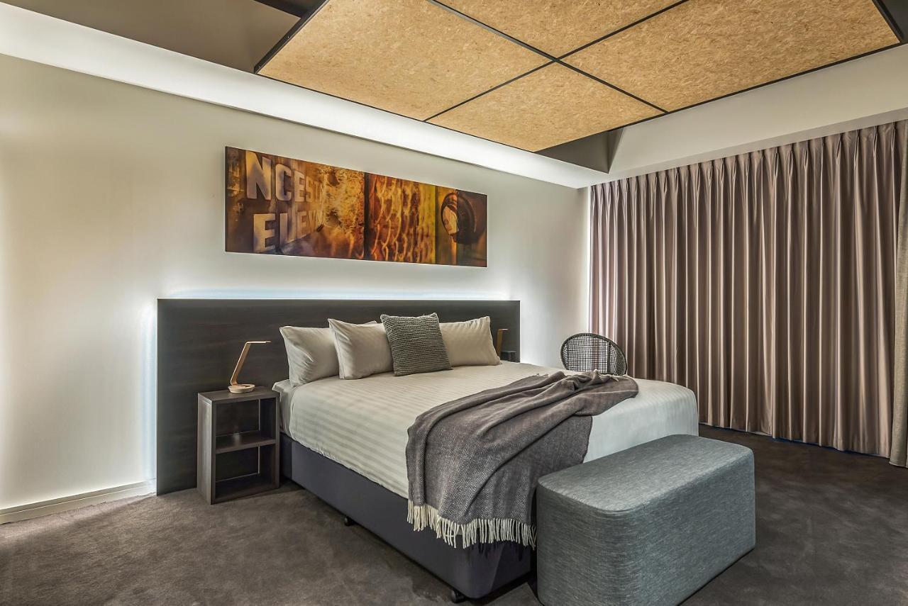 派珀希洛酒店 朗塞斯顿 客房 照片 A bedroom with a bed and a stool